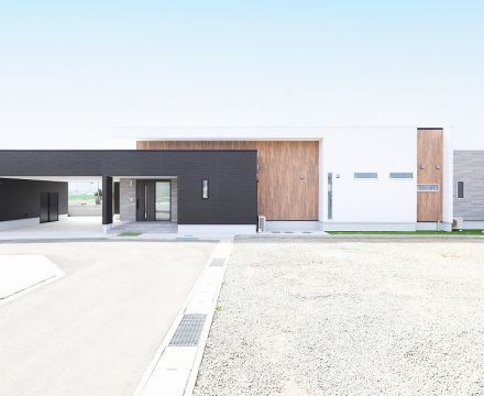 外壁の4色使いがオシャレなガレージ一体型の徳島の平屋 写真