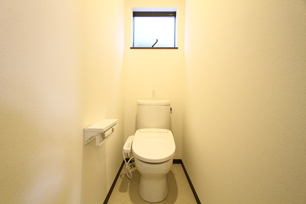 窓を設け換気もしやすく明るいトイレ