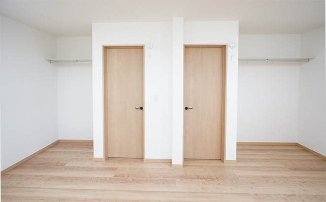 子ども部屋は左右対称にドアと収納スペースを設置