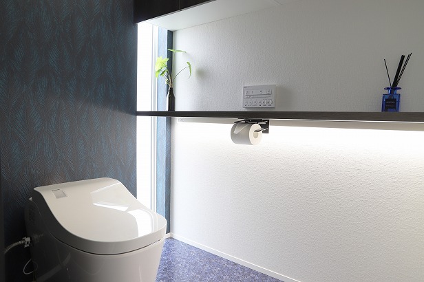 間接照明や窓からの光を効果的に利用したトイレ