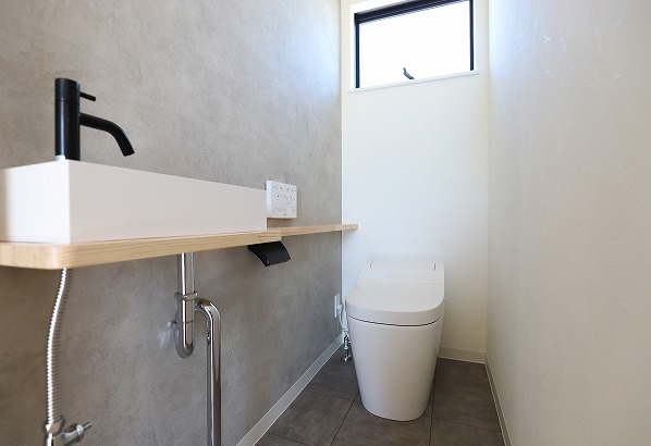 シックなトーンのトイレはシンプルで掃除しやすい設計