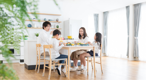 笑顔の家族　食事風景　写真