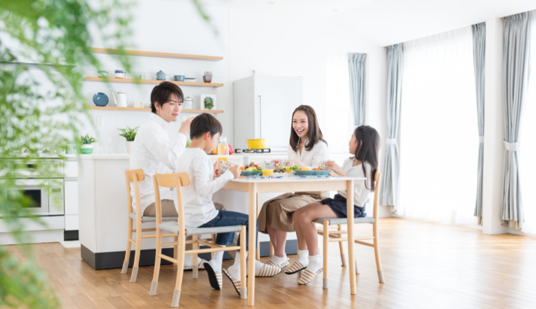 笑顔の家族　食事風景　写真